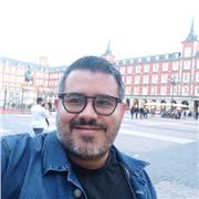 Profesor de castellano imparte clases a anglo-parlantes que quieren aprender el idioma